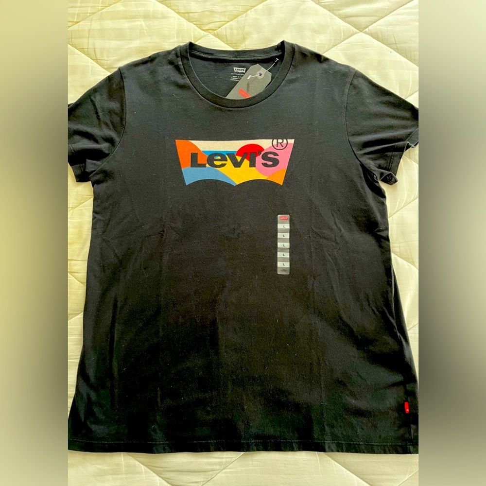 NWT Black Levi’s tee